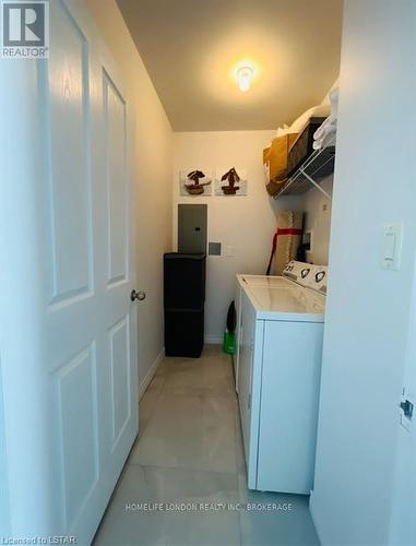 611 - 353 Commissioners Road W, London, ON - Indoor Photo Showing Laundry Room