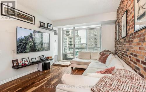 910 - 5 Marine Parade Drive, Toronto, ON - Indoor Photo Showing Living Room