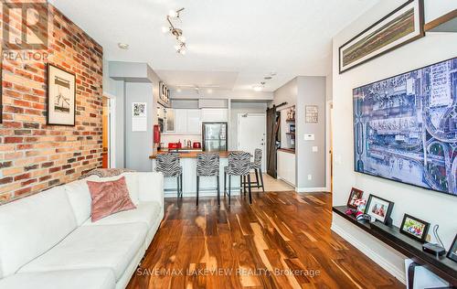 910 - 5 Marine Parade Drive, Toronto, ON - Indoor Photo Showing Living Room