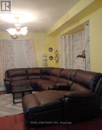 16 Susan Avenue, Brampton, ON - Indoor Photo Showing Living Room