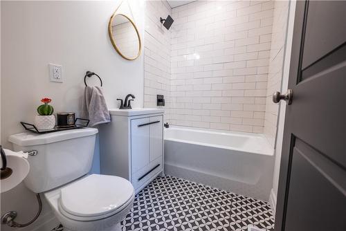 717 Grosvenor Street, London, ON - Indoor Photo Showing Bathroom