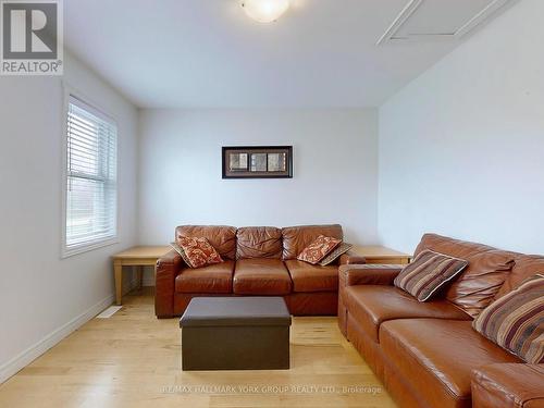 26 Sumach Drive, Georgina, ON - Indoor Photo Showing Living Room
