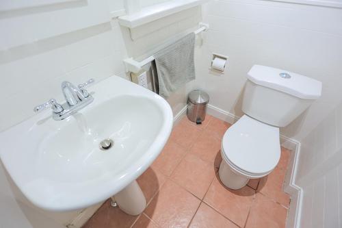 704 Hoover Street, Nelson, BC - Indoor Photo Showing Bathroom