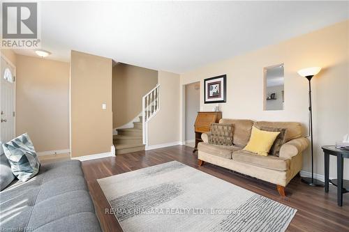 32 - 4215 Meadowvale Drive, Niagara Falls, ON - Indoor Photo Showing Living Room