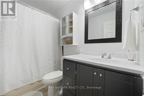 32 - 4215 Meadowvale Drive, Niagara Falls, ON - Indoor Photo Showing Bathroom