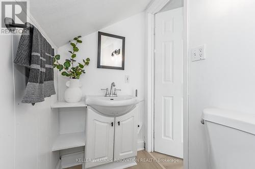 17 Dover Street, Woodstock, ON - Indoor Photo Showing Bathroom