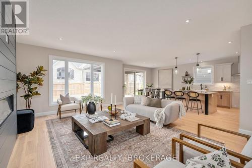 2064 Wickerson Road, London, ON - Indoor Photo Showing Living Room