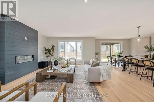 2064 Wickerson Road, London, ON - Indoor Photo Showing Living Room