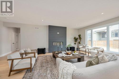 2064 Wickerson Road, London, ON - Indoor Photo Showing Living Room