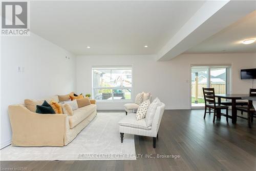 37 Styles Drive, St. Thomas, ON - Indoor Photo Showing Living Room