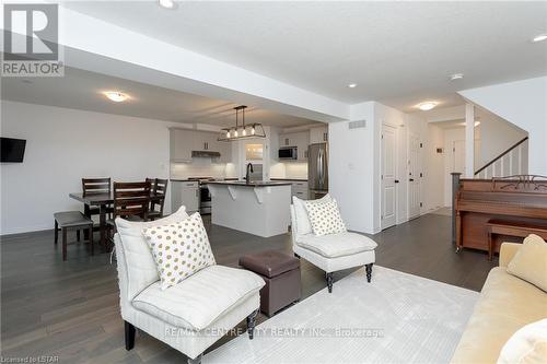 37 Styles Drive, St. Thomas, ON - Indoor Photo Showing Living Room