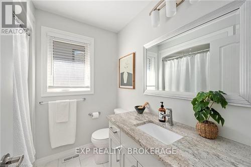 2618 Bond Street, Strathroy-Caradoc, ON - Indoor Photo Showing Bathroom