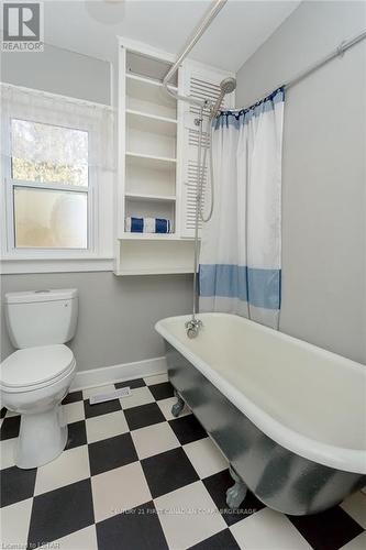 212 Briar Hill Street, Central Elgin, ON - Indoor Photo Showing Bathroom