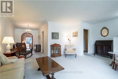 199 Southcrest Dr Drive, London, ON - Indoor Photo Showing Living Room