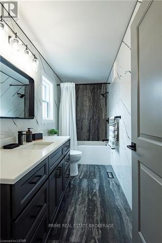 7007 Blue Coast Heights, Plympton-Wyoming, ON - Indoor Photo Showing Bathroom