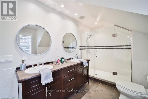 14 Gibbons Place, London, ON - Indoor Photo Showing Bathroom