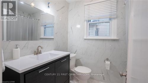 33 Wilson Avenue, Chatham-Kent, ON - Indoor Photo Showing Bathroom