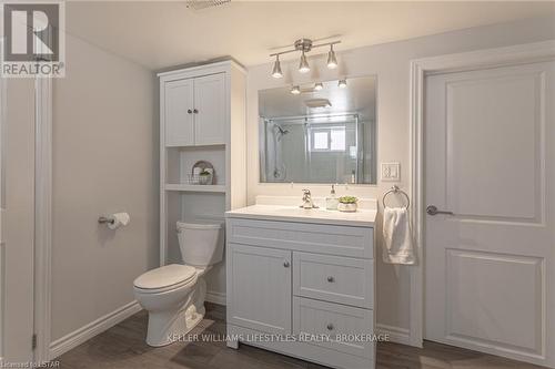 561 Chester St, London, ON - Indoor Photo Showing Bathroom