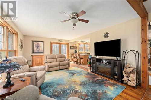 5507 Irish Drive, Southwest Middlesex, ON - Indoor Photo Showing Living Room