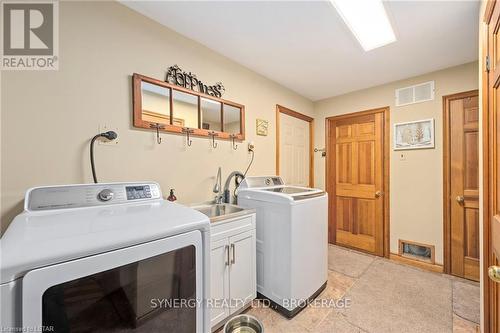 5507 Irish Drive, Southwest Middlesex, ON - Indoor Photo Showing Laundry Room