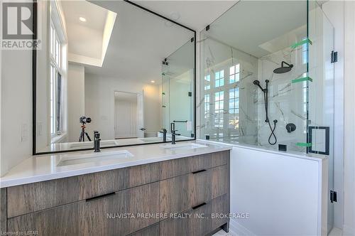 6517 Heathwoods Avenue, London, ON - Indoor Photo Showing Bathroom