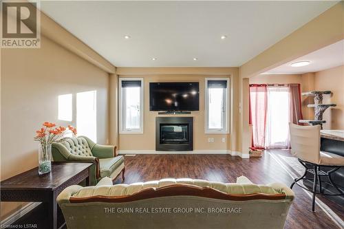 6861 Vallas Circle, London, ON - Indoor Photo Showing Living Room With Fireplace