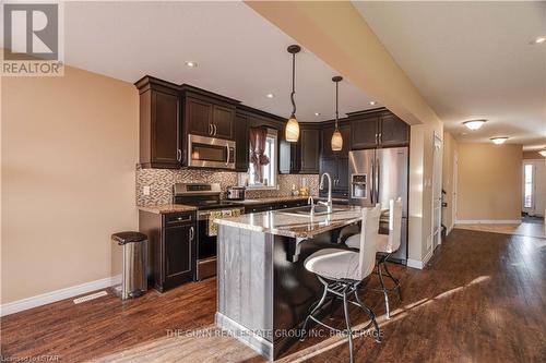 6861 Vallas Circle, London, ON - Indoor Photo Showing Kitchen With Double Sink With Upgraded Kitchen