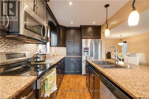 6861 Vallas Circle, London, ON - Indoor Photo Showing Kitchen With Double Sink With Upgraded Kitchen