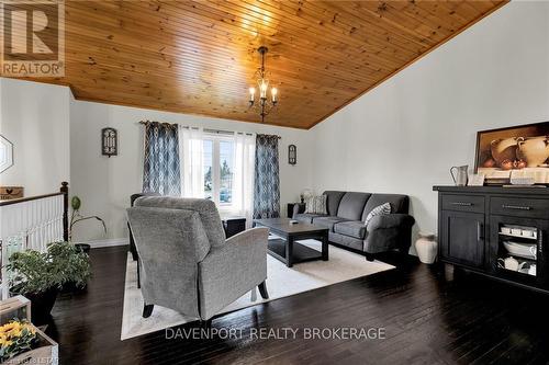 9475 Springwater Road, Malahide, ON - Indoor Photo Showing Living Room