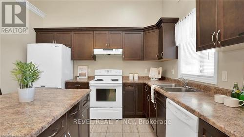 1523 Portrush Way, London, ON - Indoor Photo Showing Kitchen With Double Sink