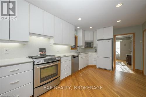 38 Braemar Crescent, London, ON - Indoor Photo Showing Kitchen