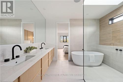 365 Manhattan Drive, London, ON - Indoor Photo Showing Bathroom