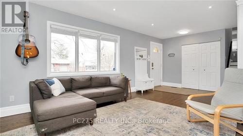 74 Larkspur Crescent, London, ON - Indoor Photo Showing Living Room