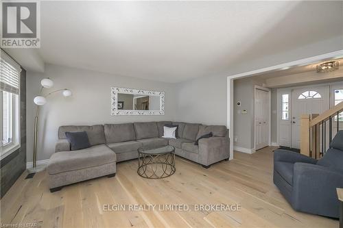 69 Shaw Boulevard, St. Thomas, ON - Indoor Photo Showing Living Room