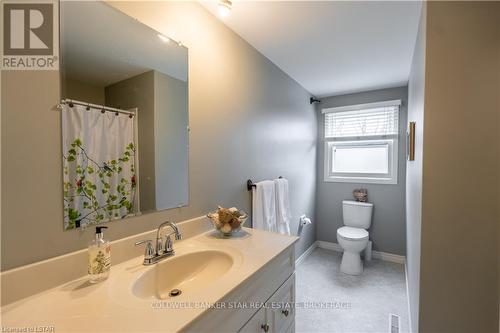 6805 King Street, Plympton-Wyoming, ON - Indoor Photo Showing Bathroom