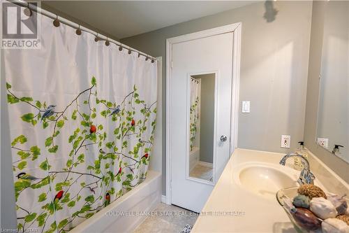 6805 King Street, Plympton-Wyoming, ON - Indoor Photo Showing Bathroom