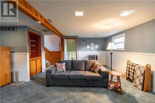 6805 King Street, Plympton-Wyoming, ON - Indoor Photo Showing Living Room