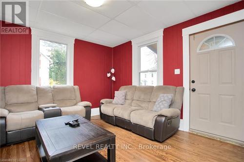 263 King Street, Southwest Middlesex, ON - Indoor Photo Showing Living Room
