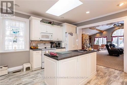 3608 Concession Drive, Southwest Middlesex (Glencoe), ON - Indoor Photo Showing Kitchen