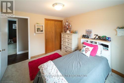 91 Clarence Street, Strathroy-Caradoc, ON - Indoor Photo Showing Bedroom
