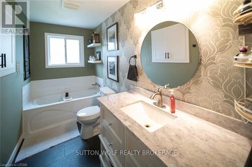 91 Clarence Street, Strathroy-Caradoc, ON - Indoor Photo Showing Bathroom