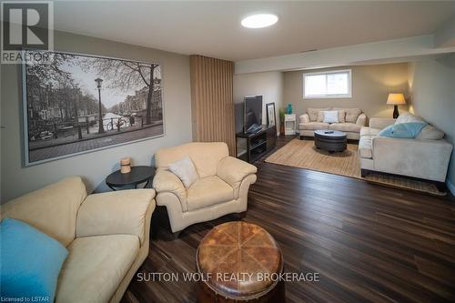 91 Clarence Street, Strathroy-Caradoc, ON - Indoor Photo Showing Living Room