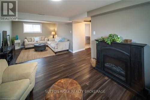 91 Clarence Street, Strathroy-Caradoc, ON - Indoor Photo Showing Living Room With Fireplace