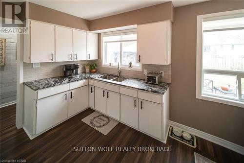 91 Clarence Street, Strathroy-Caradoc, ON - Indoor Photo Showing Kitchen With Double Sink