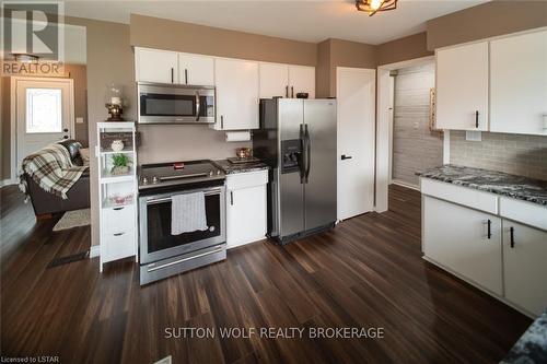 91 Clarence Street, Strathroy-Caradoc, ON - Indoor Photo Showing Kitchen