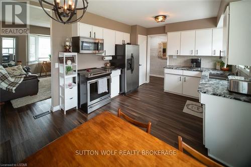 91 Clarence Street, Strathroy-Caradoc, ON - Indoor Photo Showing Kitchen