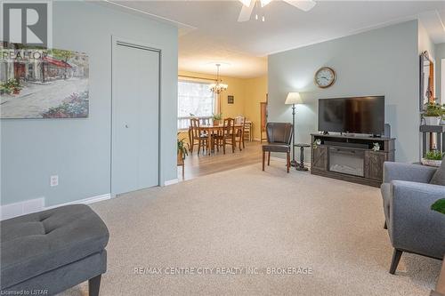 8 Dell Drive, Strathroy-Caradoc, ON - Indoor Photo Showing Living Room