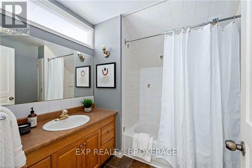 24321 Old Airport Road, Southwest Middlesex, ON - Indoor Photo Showing Bathroom