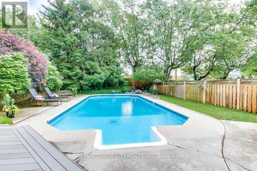 20 Luton Crescent, St. Thomas, ON - Outdoor With In Ground Pool With Backyard