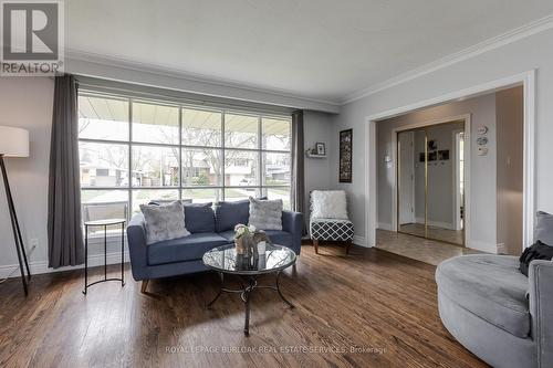 5386 Clive Crescent, Burlington, ON - Indoor Photo Showing Living Room
